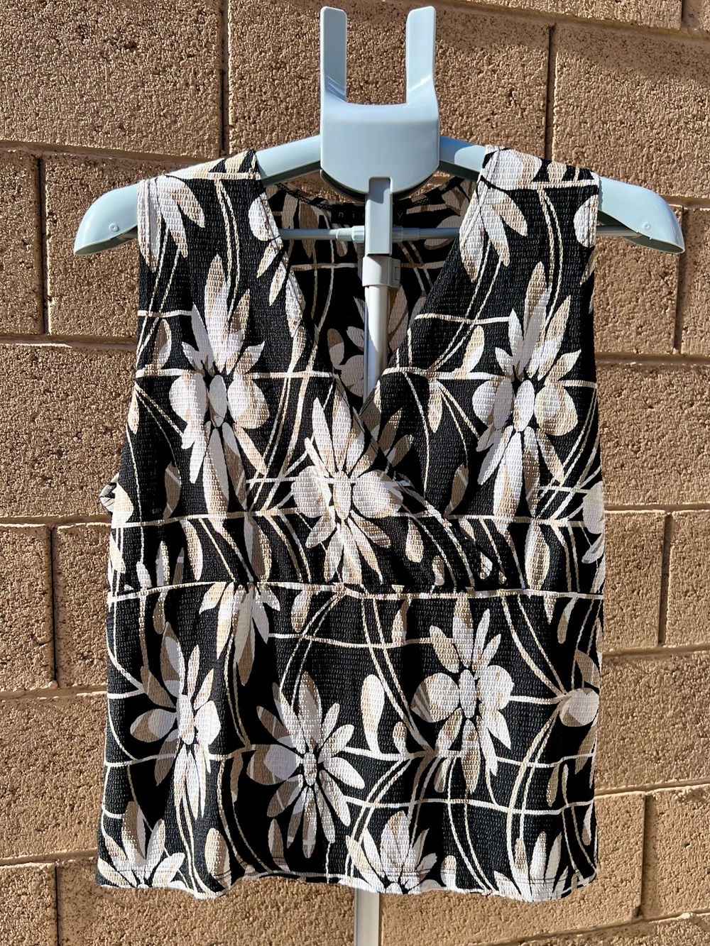 Ninety Black and White Floral V-Neck Sleeveless Top